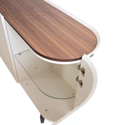 Móvel de apoio branco com tampo em madeira e porta curva aberta