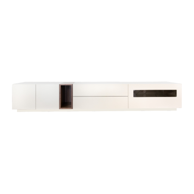 Móvel de TV branco com nicho castanho escuro e porta de vidro fumado