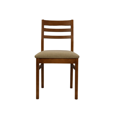 Cadeira em madeira com assento estofado bege e encosto com ripas