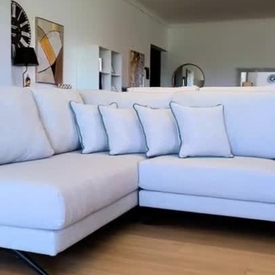 Sofá branco num ambiente moderno com logo BATISTA MOBILIÁRIO