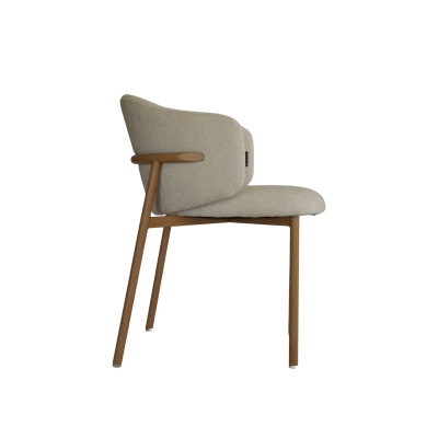 Cadeira estofada bege com estrutura de madeira castanho claro