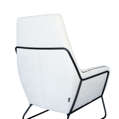 cadeira branca estofada com estrutura metálica preta