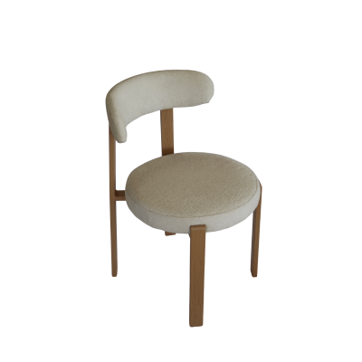 Cadeira almofadada bege com estrutura de madeira clara