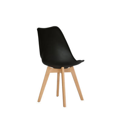 Cadeira preta com pés em madeira clara vista de trás