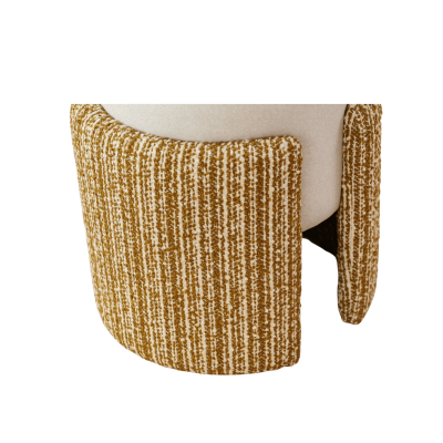 Assento com tecido castanho e bege de padrão riscado na parte inferior com base branca visível.