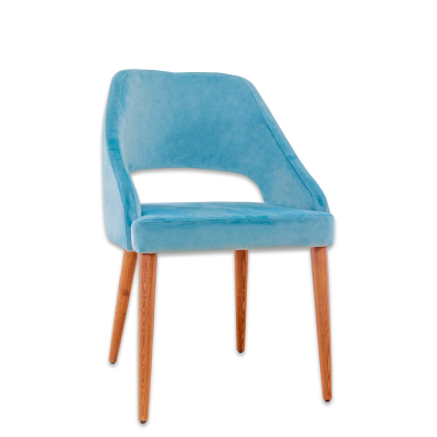 Cadeira azul com pernas de madeira