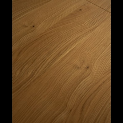 Superfície de madeira clara com padrão natural