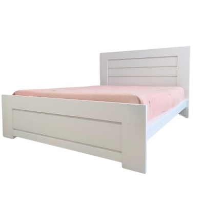 Cama branca de madeira com manta cor-de-rosa clara