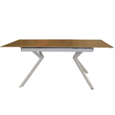 Mesa de jantar extensível com tampo de madeira clara e pernas geométricas brancas