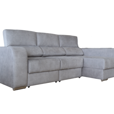 Sofá chaise longue cinza claro em tecido com braços arredondados e pés metálicos