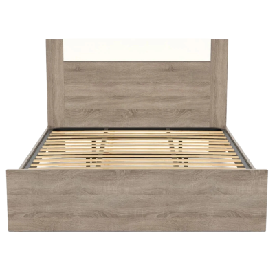 Cama de casal em madeira castanho claro com ripas para colchão