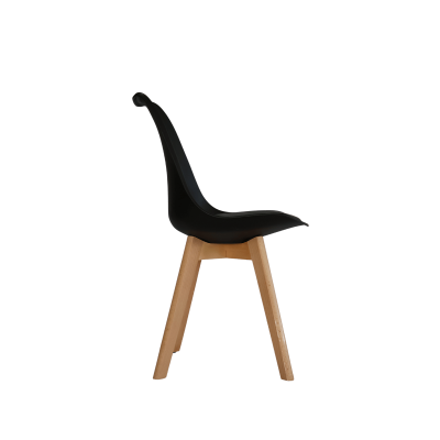 Cadeira preta com pernas em madeira clara vista de perfil