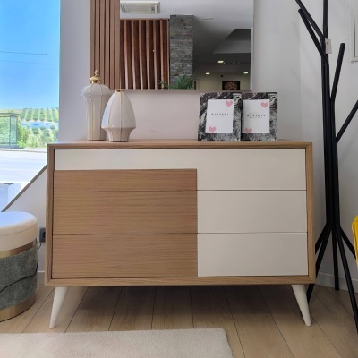 Aparador de madeira moderno com decorações no topo