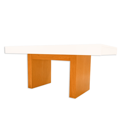 Mesa retangular branca com pés em madeira clara