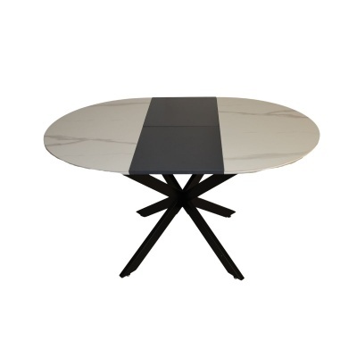 Mesa oval em mármore branco com faixa central escura e pernas cruzadas pretas.