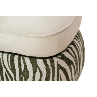 Almofada creme sobre base com padrão zebra verde escuro e creme