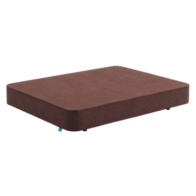 Colchão castanho retangular com etiqueta azul