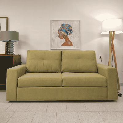 Sofá verde de tecido numa sala com candeeiros e quadro decorativo na parede