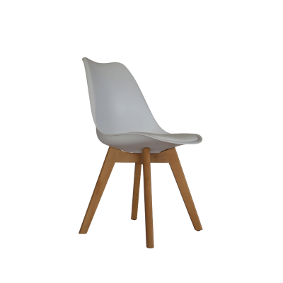 Cadeira branca com pernas de madeira clara