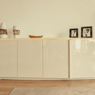 Aparador lacado branco com decoração em sala moderna