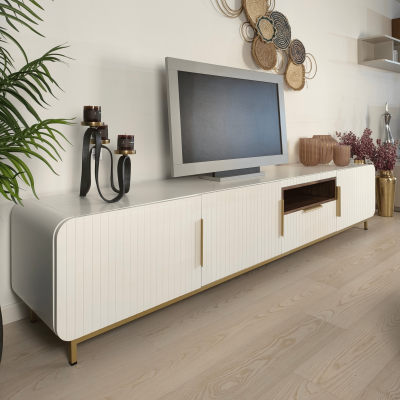 Móvel de televisão branco com decoração e parede decorada em ambiente claro