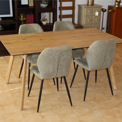 Mesa de jantar retangular em madeira com quatro cadeiras cinza em tecido e pernas pretas