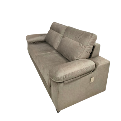 Sofá de três lugares cinza claro em tecido com almofadas