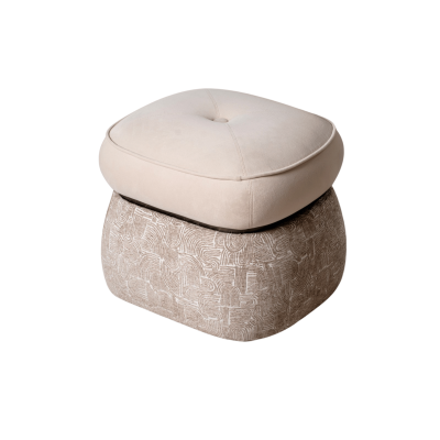 Pufe bege com almofada e base texturizada