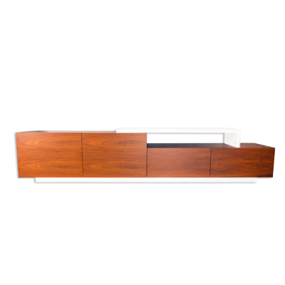 Móvel de apoio em madeira castanho claro com gavetas e porta, enquadramento branco