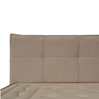 Cabeceira de cama estofada bege com colchão claro