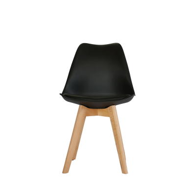 Cadeira preta com pernas em madeira clara
