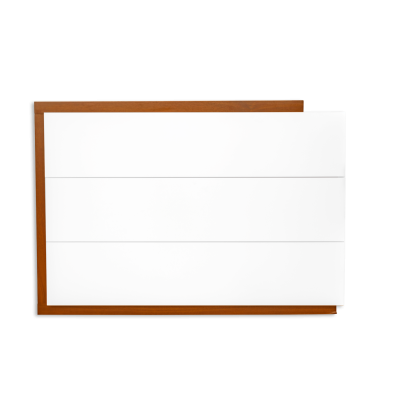 Comoda branca de três gavetas com estrutura em madeira castanha