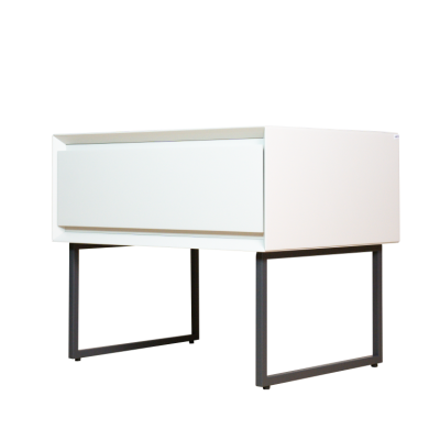 Mesa de cabeceira branca com pernas metálicas cinzentas