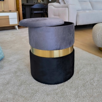 Puff redondo cinzento e preto com faixa dourada no centro numa sala de estar