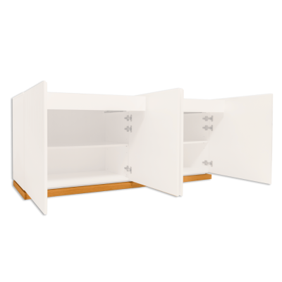 Móvel branco com duas portas abertas e prateleiras interiores em base de madeira