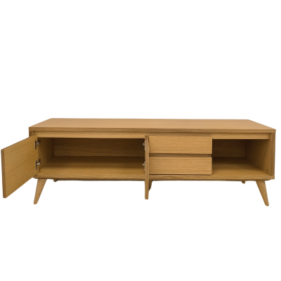 Móvel baixo de madeira clara com portas abertas e gavetas