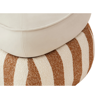 Pufe listrado branco e castanho com assento almofadado em couro bege claro