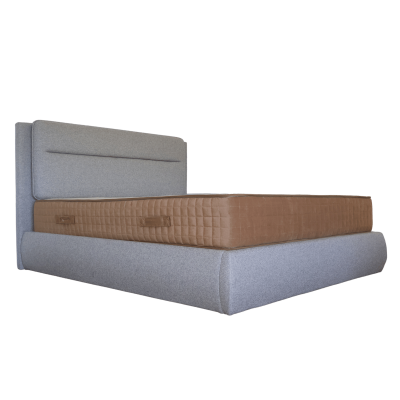 Cama cinza claro com colchão castanho e padrão quadrado