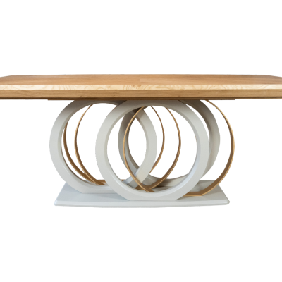 Mesa retangular de madeira clara com base de anéis entrelaçados brancos e dourados