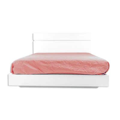 Cama branca com edredão cor-de-rosa sobre fundo preto