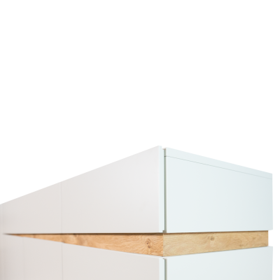 Móvel de cozinha branco com detalhe em madeira clara