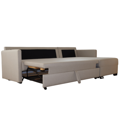 Sofá cama cinza claro com elementos pretos e estrutura extensível à vista
