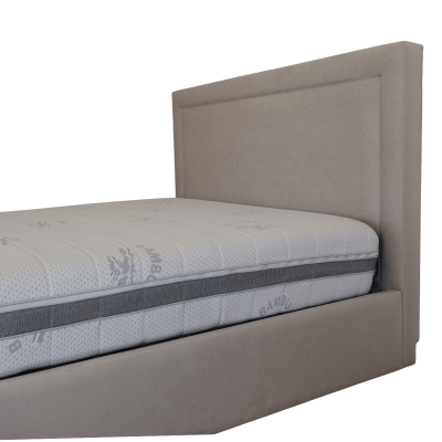 Cama estofada cinza claro com colchão branco estampado com texto BAMBU