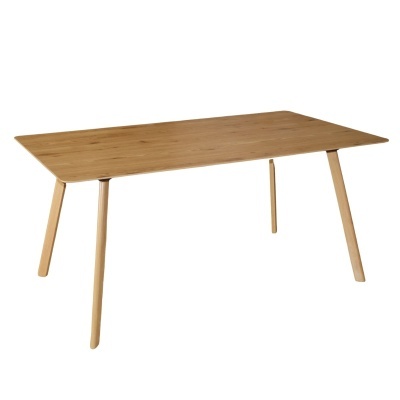 Mesa de madeira clara retangular com pernas inclinadas