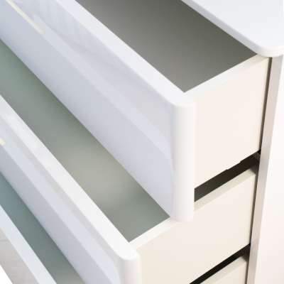 Cómoda branca com duas gavetas abertas