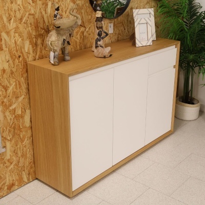 Aparador branco e madeira com decoração em ambiente interior