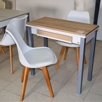 Mesa de madeira clara com gaveta branca e cadeira branca com pernas de madeira