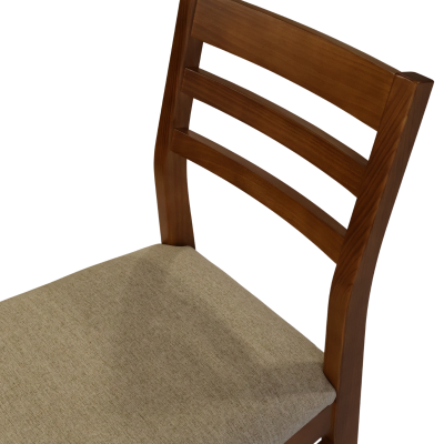 Cadeira de madeira castanha com assento estofado bege