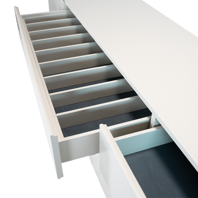 Gavetas abertas de móvel branco com interior cinzento e azul claro