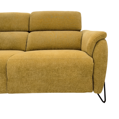Sofá de tecido amarelo com apoio de cabeça e pés metálicos